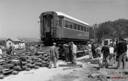 Iztovarjanje vagona iz tovornjaka na tire na postaji TV-15 - 6.6.1948. Foto: Mahovič Zvone